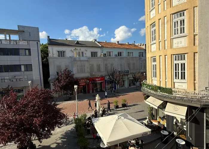 Apparent On The Main Street Apartment *